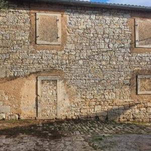 ISTRA.TINJAN - Dva kamena objekta 