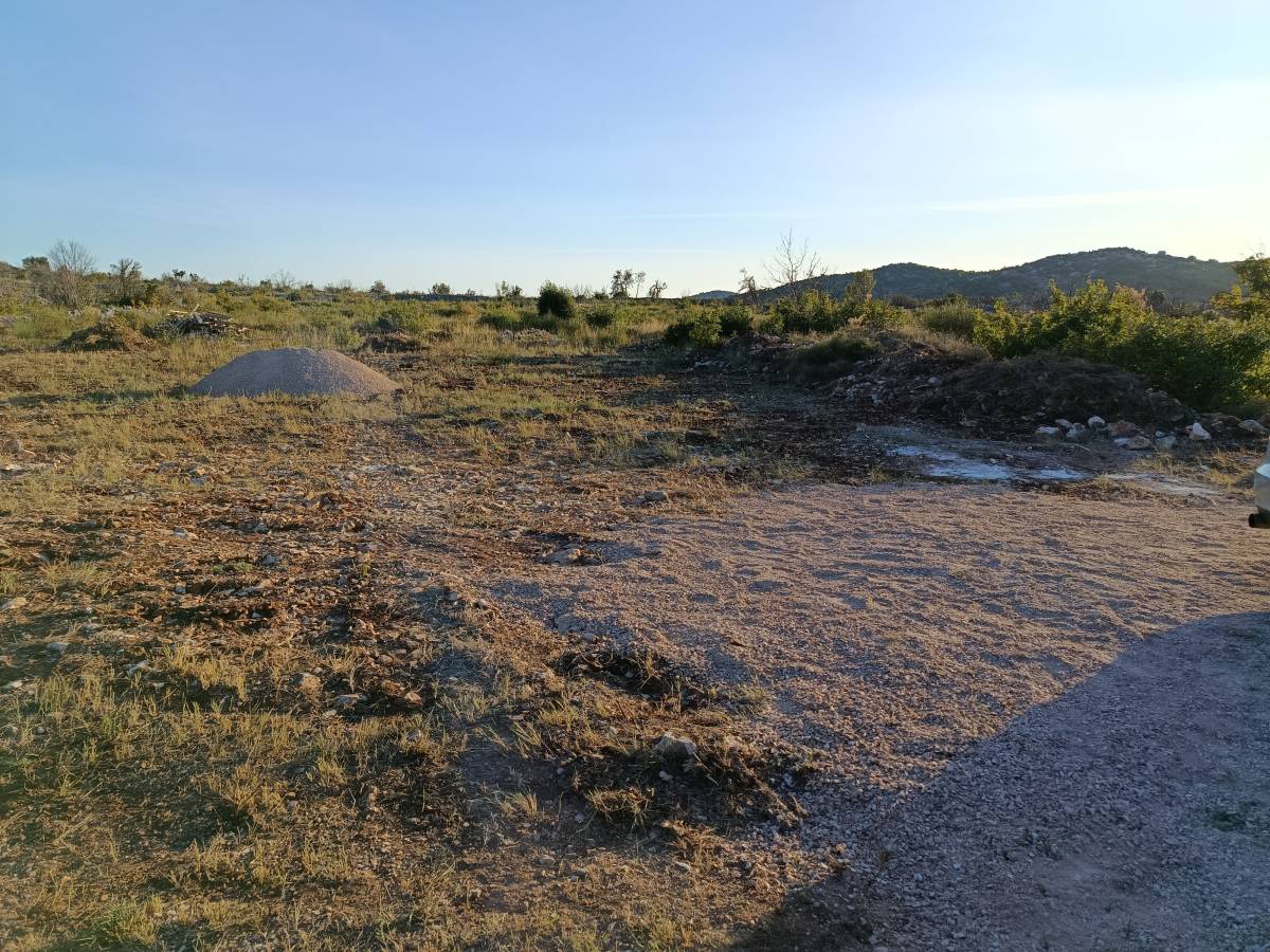 Iznamljujem poljeprivredni teren 7000