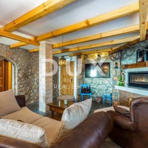 JABLANAC - kuća 260m2 sa bazenom i pogledom na more