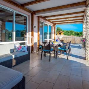 JABLANAC - kuća 260m2 sa bazenom i pogledom na more