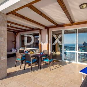 JABLANAC - kuća 260m2 sa bazenom i pogledom na more