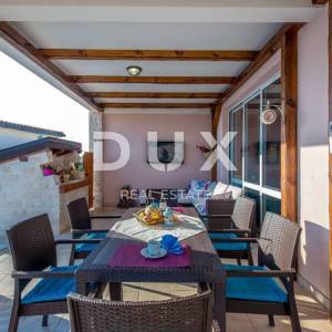 JABLANAC - kuća 260m2 sa bazenom i pogledom na more