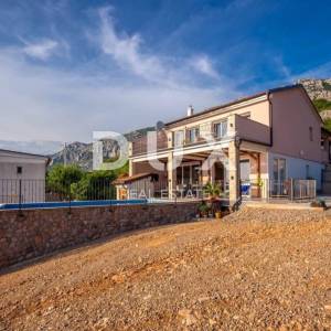 JABLANAC - kuća 260m2 sa bazenom i pogledom na more
