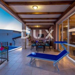 JABLANAC - kuća 260m2 sa bazenom i pogledom na more