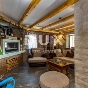 JABLANAC - kuća 260m2 sa bazenom i pogledom na more