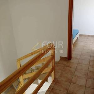 Jadranovo, 91.80m2 tavan uređen kao stan