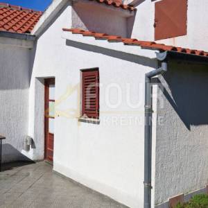 Jadranovo, samostojeća kuća s 3 apartmana