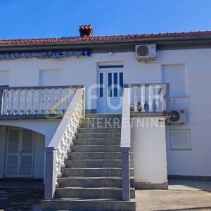 Jadranovo, samostojeća kuća s 3 apartmana