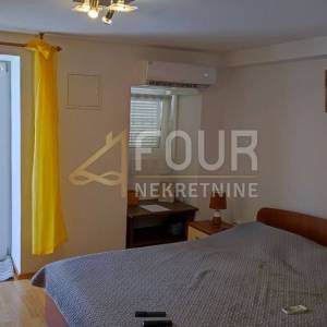 Jadranovo, samostojeća kuća s 3 apartmana