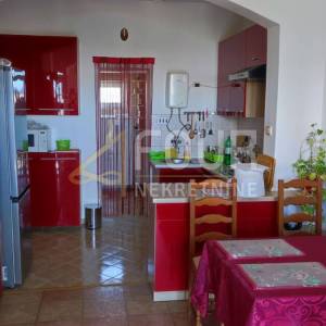 Jadranovo, samostojeća kuća s 3 apartmana