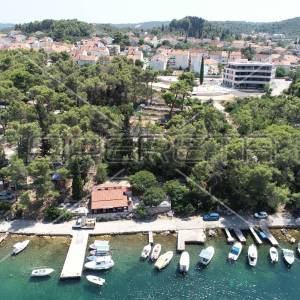 Jedinstvena prilika za investitore, zemljište u Korčuli s kućom
