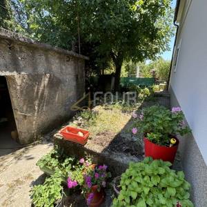 Jelenje, kuća u nizu - starina, P+1, okućnica