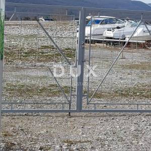 JURDANI, PERMANI - Uređeno i ograđeno zemljište 2485m2 do glavne prometnice za najam