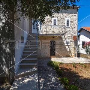 Kamena apartmanska kuća s prekrasnim pogledom na more i maslinikom, Splitska oto