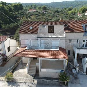 Kamena apartmanska kuća s prekrasnim pogledom na more i maslinikom, Splitska oto