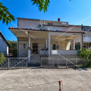 Kamena apartmanska kuća s prekrasnim pogledom na more i maslinikom, Splitska oto