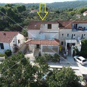 Kamena apartmanska kuća s prekrasnim pogledom na more i maslinikom, Splitska oto