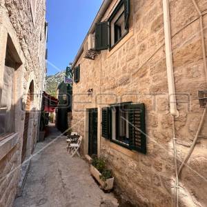 Kamena Kuća 105m²: Savršen Spoj Šarma, Povijesti i Mediteranskog Ugođaja, Ston