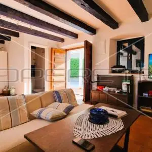 Kamena kuća, 2 stambene jedinice, garaža, terasa, dvorište,127 m2, Krk