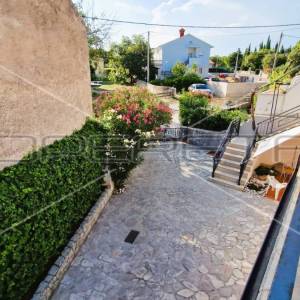 Kamena kuća, 2 stambene jedinice, garaža, terasa, dvorište,127 m2, Krk
