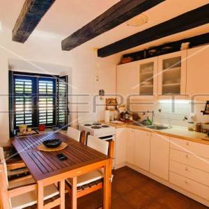 Kamena kuća, 2 stambene jedinice, garaža, terasa, dvorište,127 m2, Krk