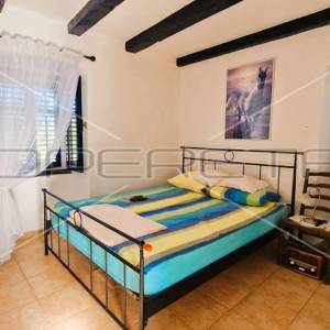 Kamena kuća, 2 stambene jedinice, garaža, terasa, dvorište,127 m2, Krk
