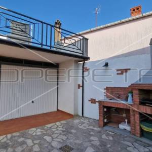 Kamena kuća, 2 stambene jedinice, garaža, terasa, dvorište,127 m2, Krk