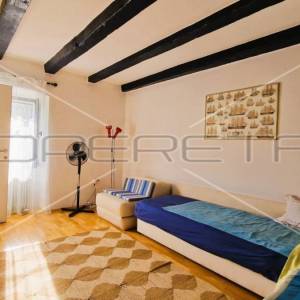 Kamena kuća, 2 stambene jedinice, garaža, terasa, dvorište,127 m2, Krk