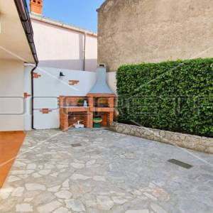 Kamena kuća, 2 stambene jedinice, garaža, terasa, dvorište,127 m2, Krk