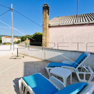 Kamena kuća, 2 stambene jedinice, garaža, terasa, dvorište,127 m2, Krk