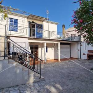Kamena kuća, 2 stambene jedinice, garaža, terasa, dvorište,127 m2, Krk