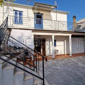 Kamena kuća, 2 stambene jedinice, garaža, terasa, dvorište,127 m2, Krk