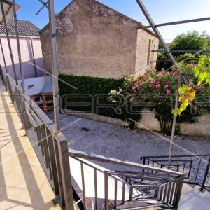 Kamena kuća, 2 stambene jedinice, garaža, terasa, dvorište,127 m2, Krk