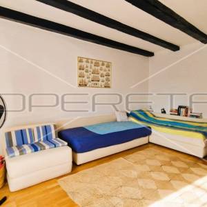 Kamena kuća, 2 stambene jedinice, garaža, terasa, dvorište,127 m2, Krk