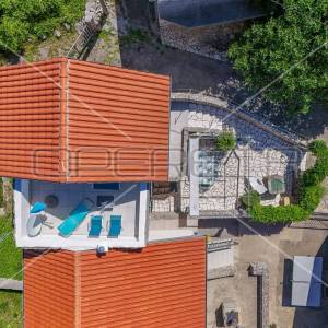 Kamena kuća s velikom terasom i pogledom na more