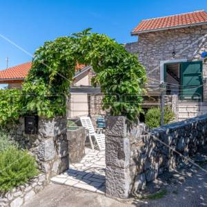 Kamena kuća s velikom terasom i pogledom na more