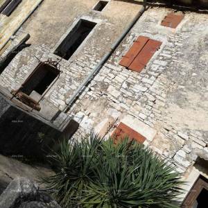 Kamena kuća za adaptciju