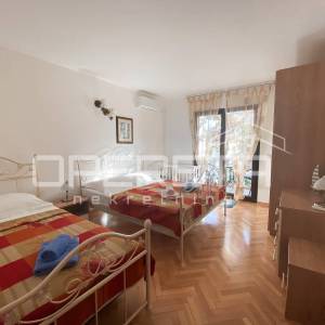 Kamena Vila s Apartmanima u Supetru - Savršena Investicija na Braču