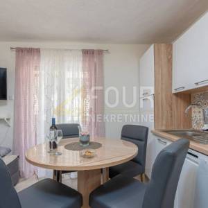 Karlobag, cesarica, dvojna kuća s 3 apartmana