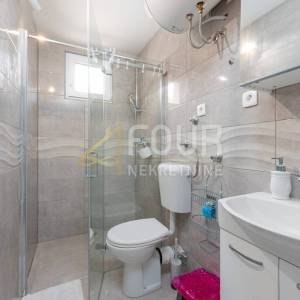 Karlobag, cesarica, dvojna kuća s 3 apartmana