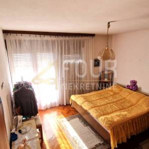 Kastav, 208.44m2, dva stana, okućnica, pogled na more