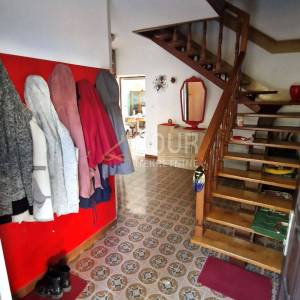Kastav, 208.44m2, dva stana, okućnica, pogled na more