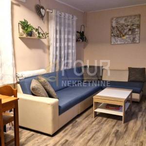Kastav, 208.44m2, dva stana, okućnica, pogled na more