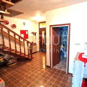 Kastav, 208.44m2, dva stana, okućnica, pogled na more