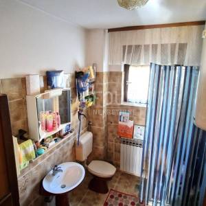 Kastav, 208.44m2, dva stana, okućnica, pogled na more