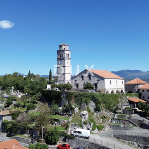 KASTAV – DVOJNA KUĆA S OKUĆNICOM, GARAŽOM I PANORAMSKIM POGLEDOM – INVESTICIJSKA PRILIKA!!!