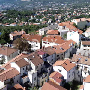 KASTAV – DVOJNA KUĆA S OKUĆNICOM, GARAŽOM I PANORAMSKIM POGLEDOM – INVESTICIJSKA PRILIKA!!!