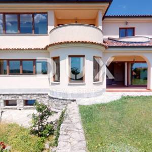 KASTAV - Jedinstvena vila s veličanstvenom okućnicom
