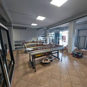 Kastav, kvalitetna kuća stambeno-poslovne namjene + montažna hala, okućnica 