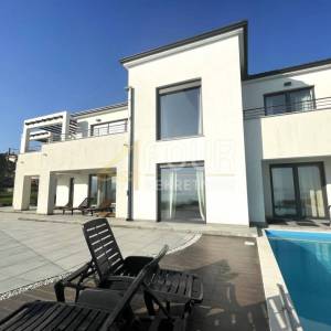 Kastav, Martinkovac, vila s tri stana i bazenom, 400m2